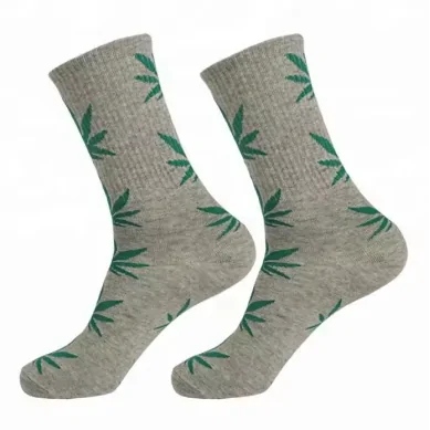 Chaussettes gris avec feuilles de cannabis vertes